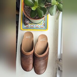 Dansko Women's Saundra Clog